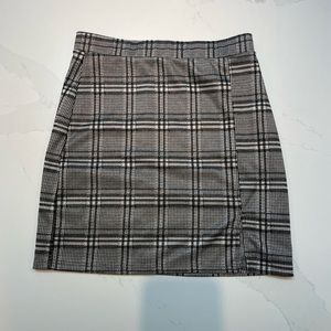 Plaided white and black skirt